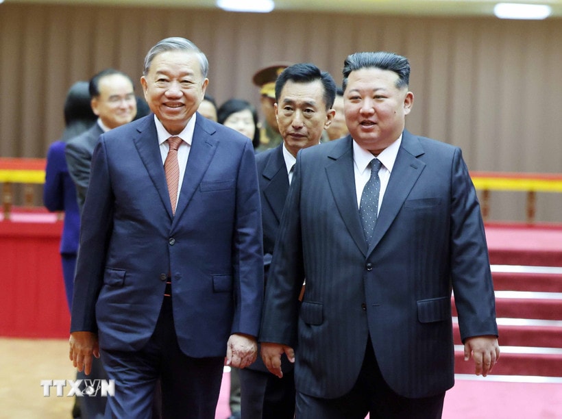 Tổng Bí thư Đảng Lao động Triều Tiên, Chủ tịch Quốc vụ nước Cộng hòa Dân chủ Nhân dân Triều Tiên Kim Jong Un đón Tổng Bí thư Tô Lâm. (Ảnh: Thống Nhất/TTXVN)