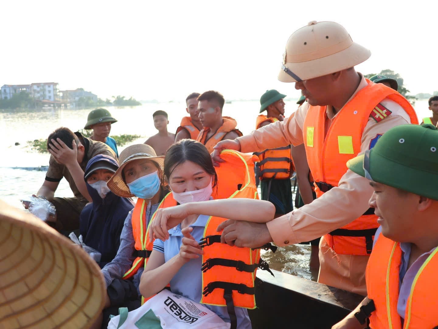 Lực lượng chức năng sơ tán người dân khỏi vùng ngập