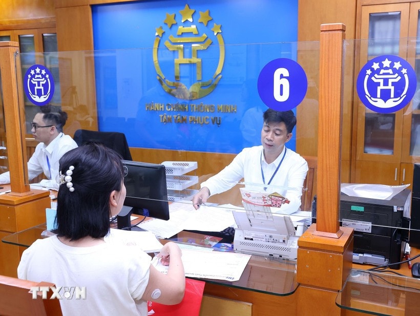 At the Hanoi City Public Administration Service Centre. (Photo: VNA)