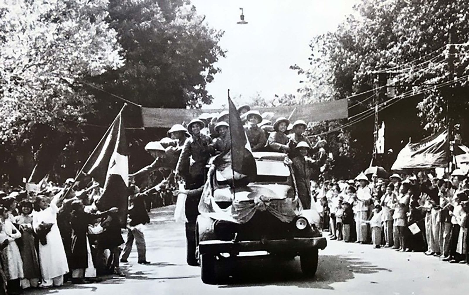 Ngày 10.10.1954, Thủ đô Hà Nội hân hoan đón chào đoàn quân chiến thắng trở về. Ảnh tư liệu
