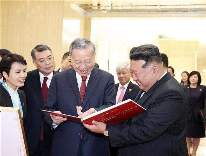 vna-potal-tong-bi-thu-to-lam-tang-tong-bi-thu-chu-tich-quoc-vu-trieu-tien-kim-jong-un-sach-anh-tham-tinh-huu-nghi-viet-nam-trieu-tien-8327377.jpg