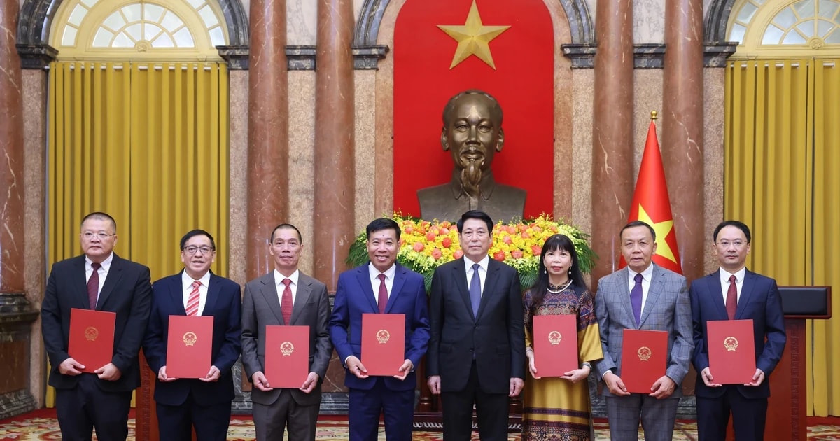 President Luong Cuong with newly accredited and appointed Vietnamese ambassadors abroad. (Photo: VNA)