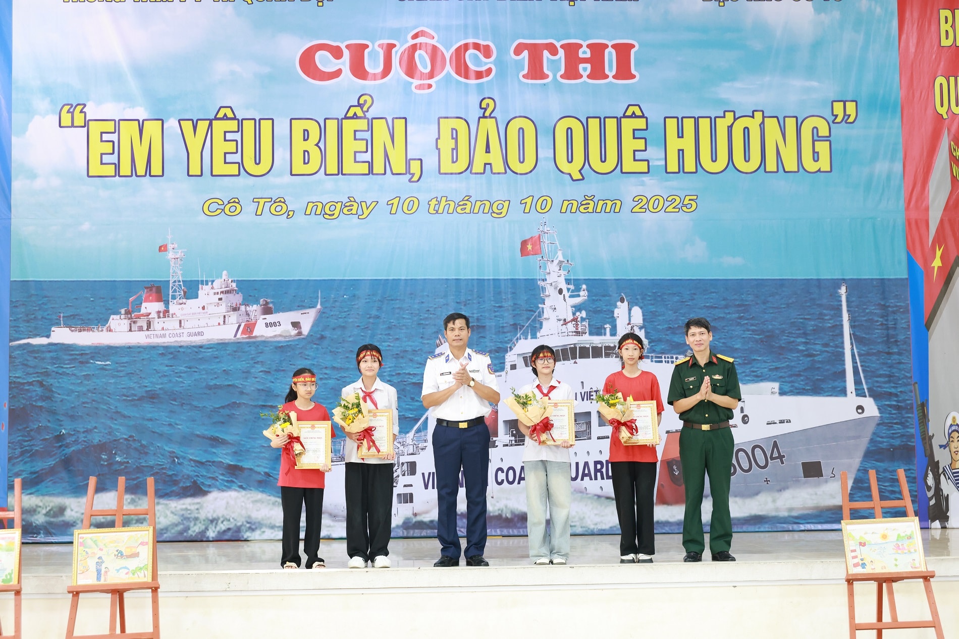 Ban tổ chức trao giải phần thi vẽ tranh với chủ đề _Em yêu biển, đảo quê hương và Người chiến sĩ Cảnh sát biển Việt Nam_.