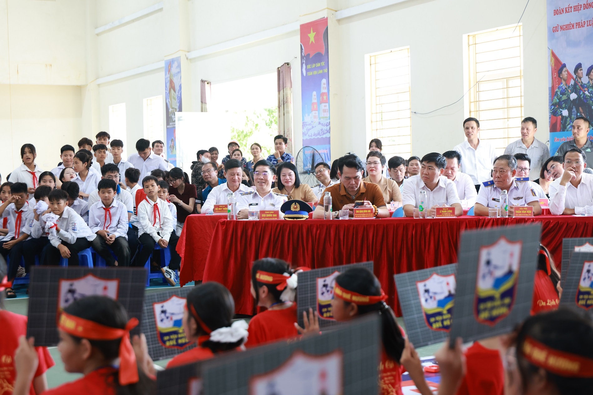 Các đại biểu theo dõi và cổ vũ cho các em học sinh.