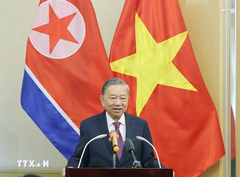 Tổng Bí thư Tô Lâm nói chuyện với cán bộ, nhân viên Đại sứ quán Việt Nam tại Triều Tiên. Ảnh: Thống Nhất/TTXVN