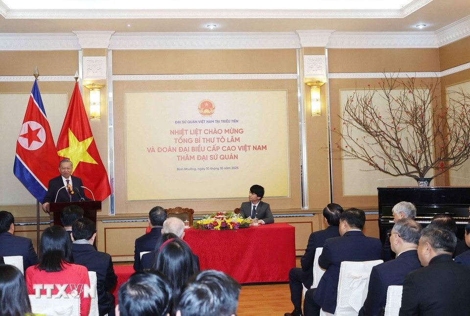 Tổng Bí thư Tô Lâm nói chuyện với cán bộ, nhân viên Đại sứ quán Việt Nam tại Triều Tiên. Ảnh: Thống Nhất/TTXVN