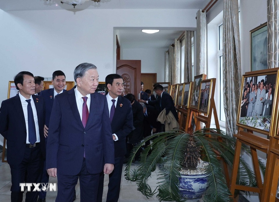 Tổng Bí thư Tô Lâm xem một số hình ảnh trưng bày về quan hệ Việt Nam -Triều Tiên tại Đại sứ quán tại Triều Tiên. Ảnh: Thống Nhất/TTXVN