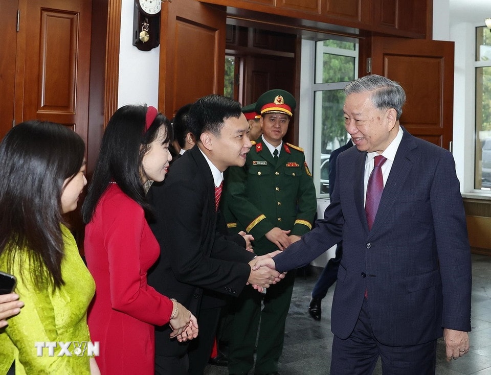 Tổng Bí thư Tô Lâm với cán bộ nhân viên Đại sứ quán Việt Nam tại Triều Tiên. Ảnh: Thống Nhất/TTXVN