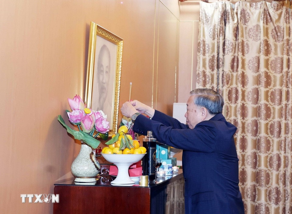 Tổng Bí thư Tô Lâm dâng hương tưởng nhớ Chủ tịch Hồ Chí Minh tại Đại sứ quán Việt Nam tại Triều Tiên. Ảnh: Thống Nhất/TTXVN