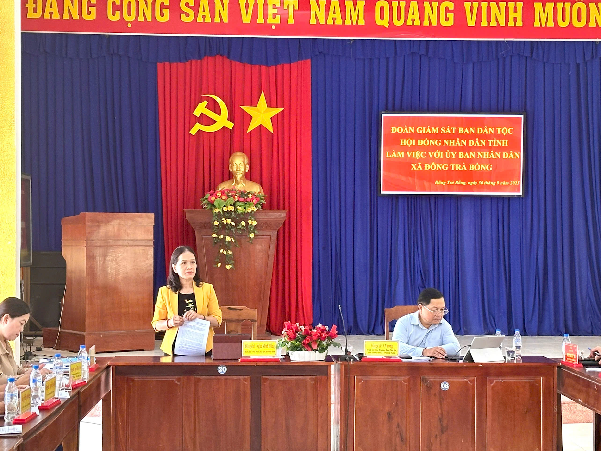 Phó Chủ tịch HĐND tỉnh trao đổi một số nội dung