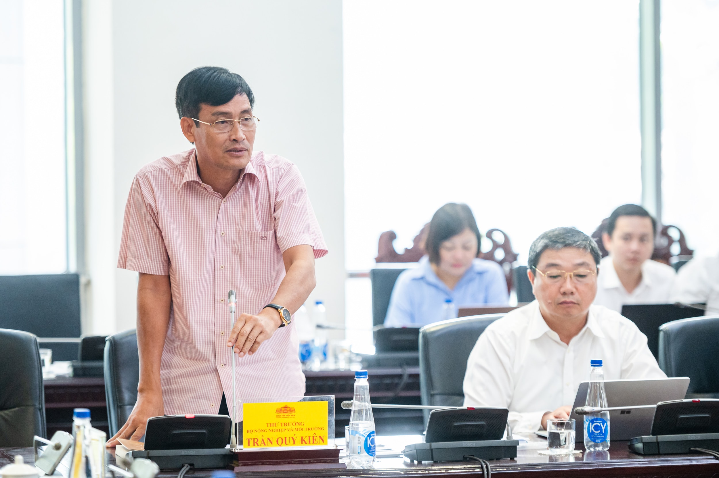 Thứ trưởng Bộ Nông nghiệp và Môi trường Trần Quý Kiên trình bày Tờ trình dự án Luật sửa đổi, bổ sung một số điều của Luật Địa chất và khoáng sản