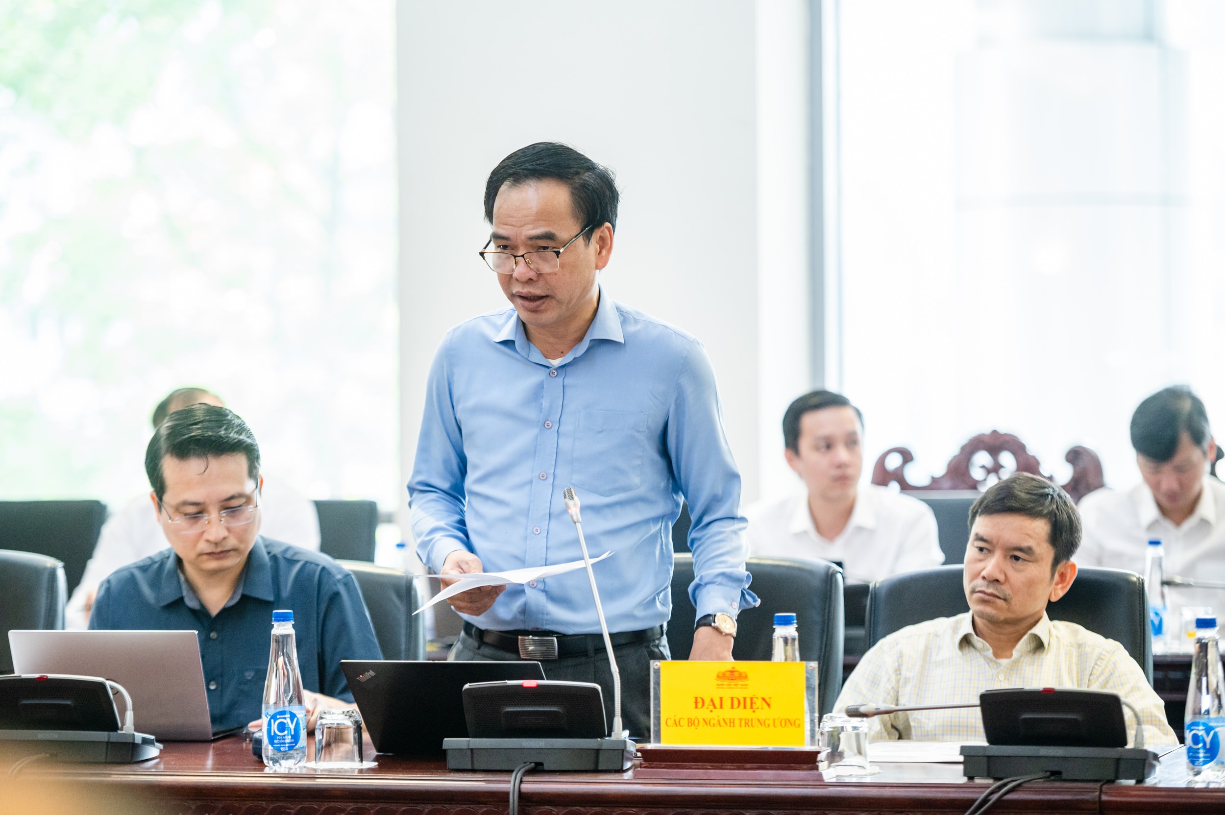 Đại diện Bộ Nông nghiệp và Môi trường trình bày Tờ trình về dự án Luật sửa đổi, bổ sung một số điều của Luật Địa chất và Khoáng sản