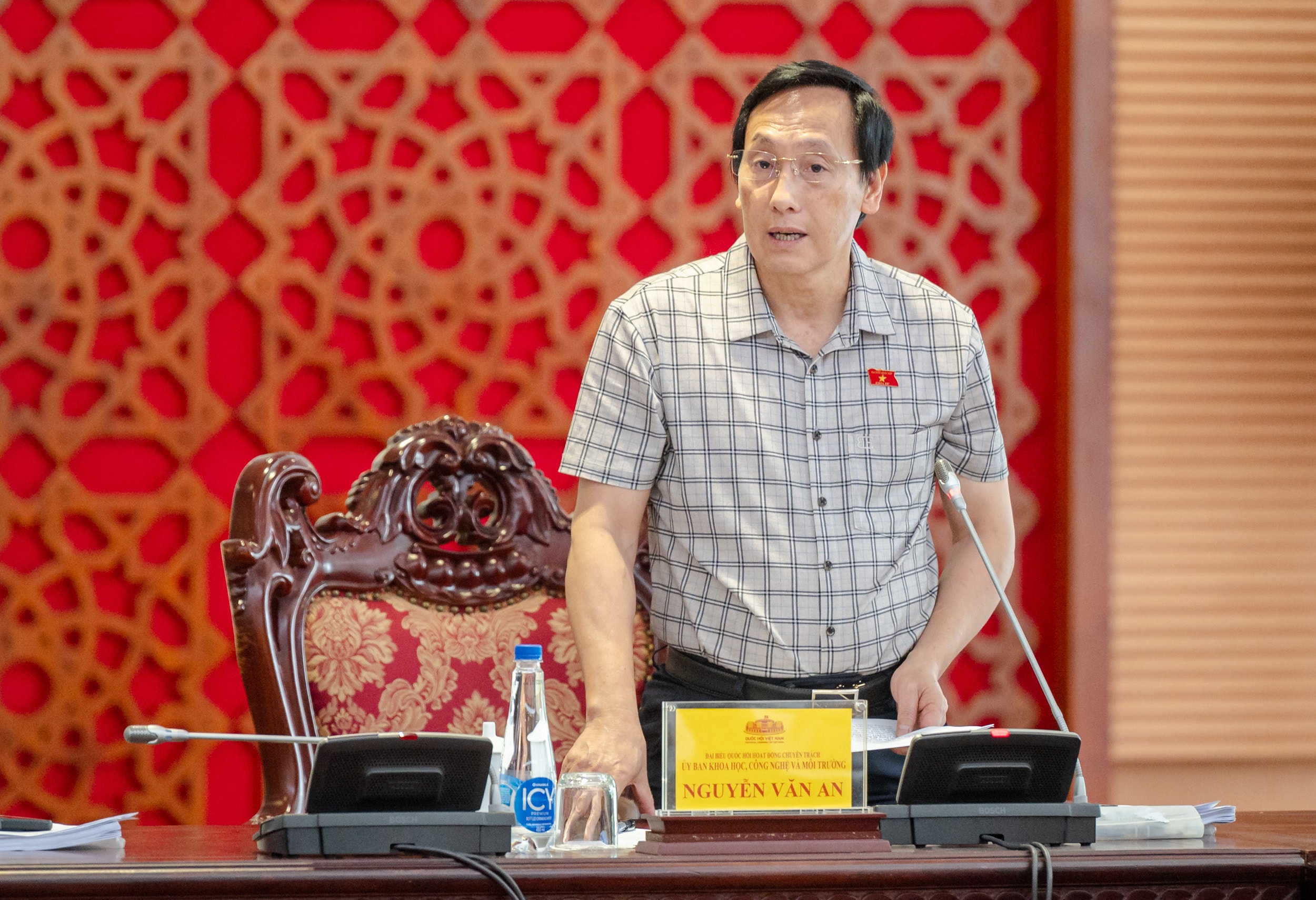 ĐBQH hoạt động chuyên trách tại Ủy ban Khoa học, Công nghệ và Môi trường Nguyễn Văn An trình bày một số nội dung thẩm tra dự án Luật sửa đổi, bổ sung một số điều của Luật Địa chất và khoáng sản