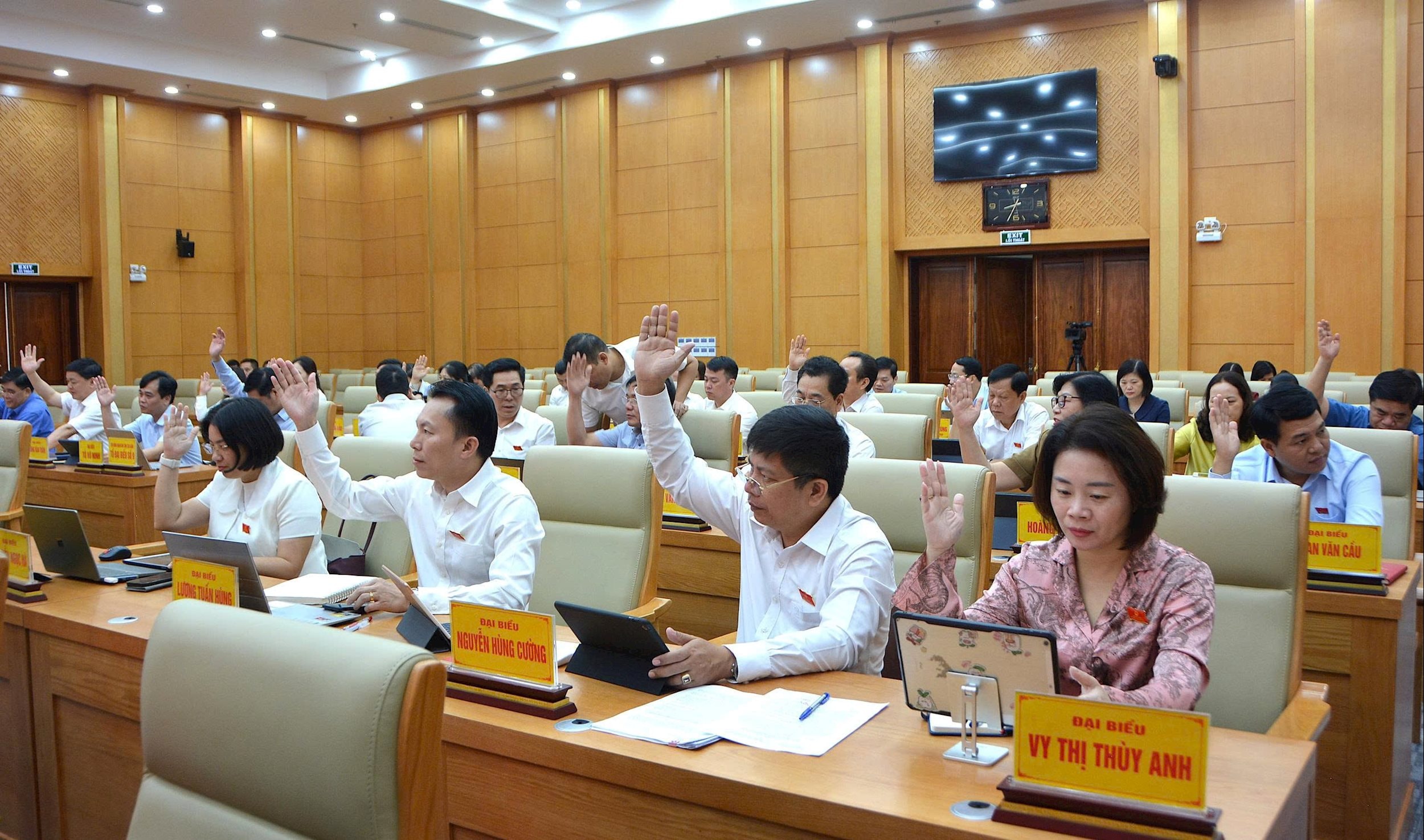 Các đại biểu HDNĐ tỉnh biểu quyết thông qua nghị quyết trình kỳ họp