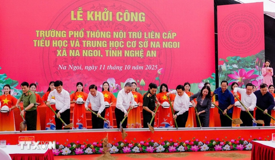 Tổng Bí thư Tô Lâm cùng các đại biểu thực hiện nghi thức khởi công xây dựng Trường Phổ thông nội trú liên cấp Na Ngoi. (Ảnh: Trịnh Duy Hưng/TTXVN)