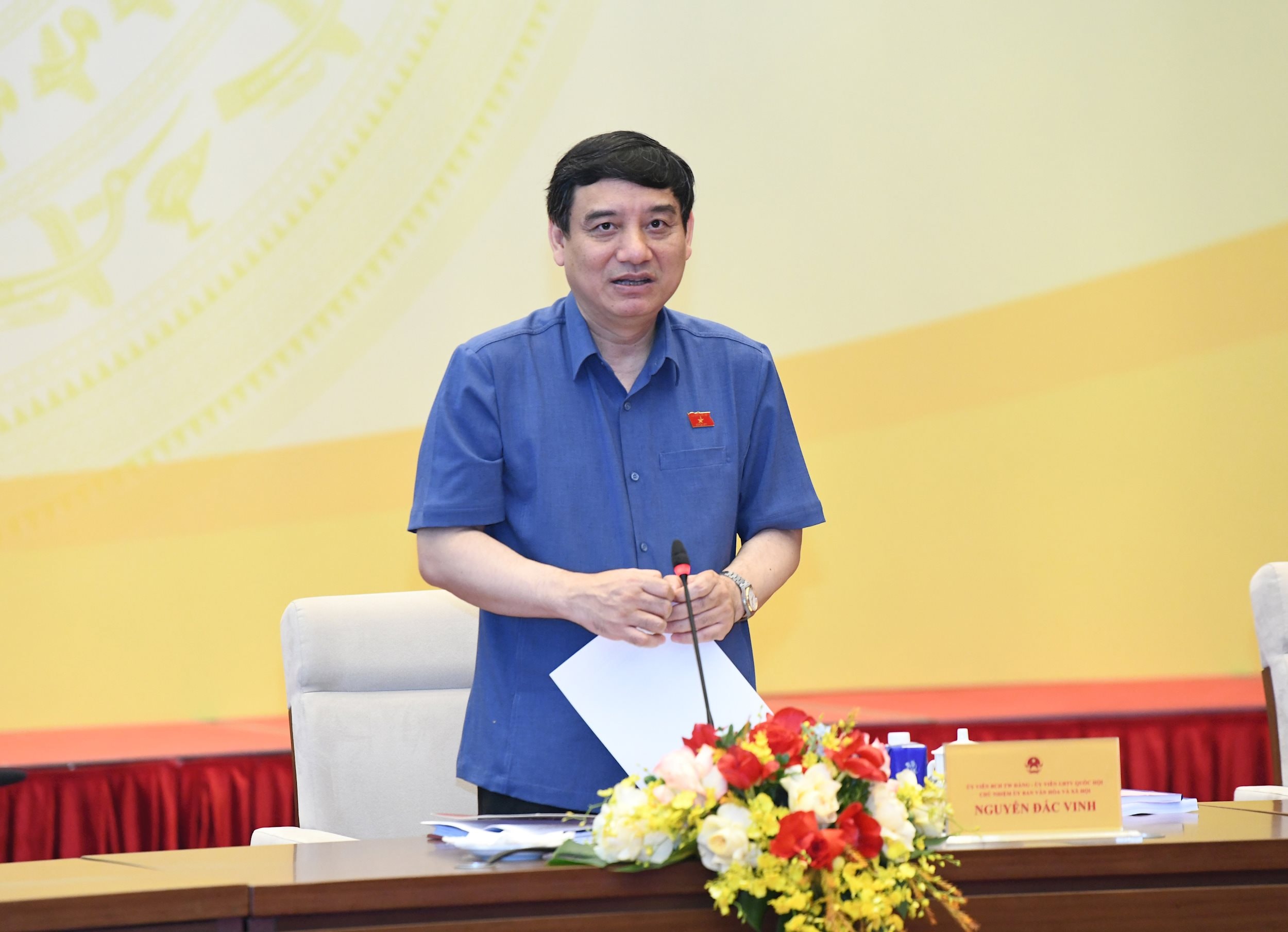 Presidente do Comitê de Cultura e Sociedade Nguyen Dac Vinh.5