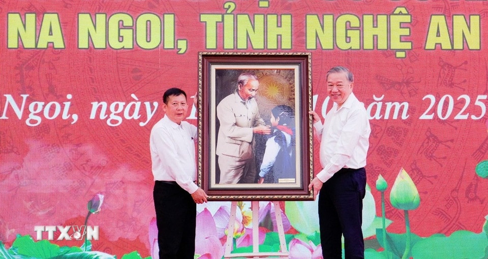 Tổng Bí thư Tô Lâm trao tặng nhà trường bức ảnh “Bác Hồ quàng khăn đỏ cho học sinh.” (Ảnh: Trịnh Duy Hưng/TTXVN)