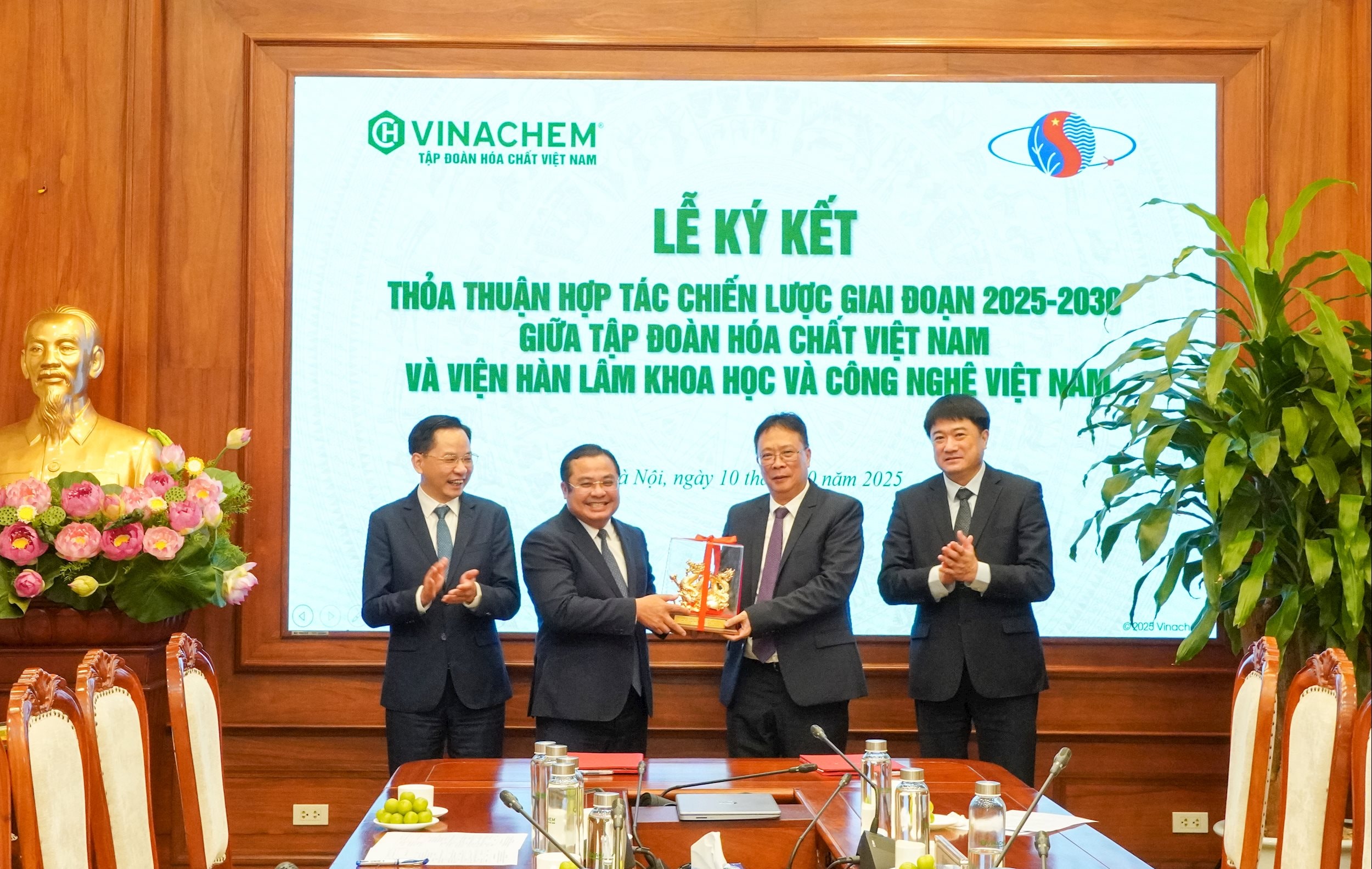 đại diện LĐ TĐ HCNVN tặng quà lưu niệm đ.d LĐ VHLKHCNVN