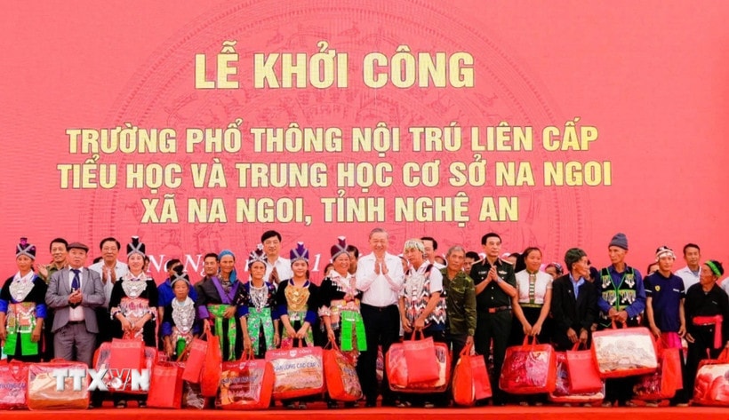 Tổng Bí thư Tô Lâm tặng quà cho các gia đình khó khăn, gia đình chính sách xã Na Ngoi. (Ảnh: Trịnh Duy Hưng/TTXVN)