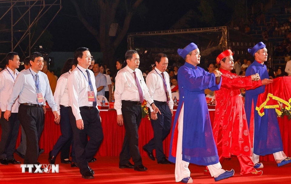 Chủ tịch Quốc hội Trần Thanh Mẫn và đoàn đại biểu rước Văn tế vào Đền Kiếp Bạc. (Ảnh: Doãn Tấn/TTXVN)
