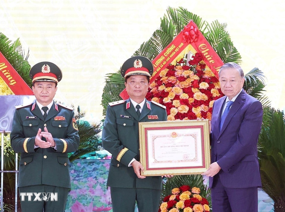 Tổng Bí thư Tô Lâm trao Huân chương Hồ Chí Minh cho đại diện Quân khu 4. (Ảnh: Thống Nhất/TTXVN)