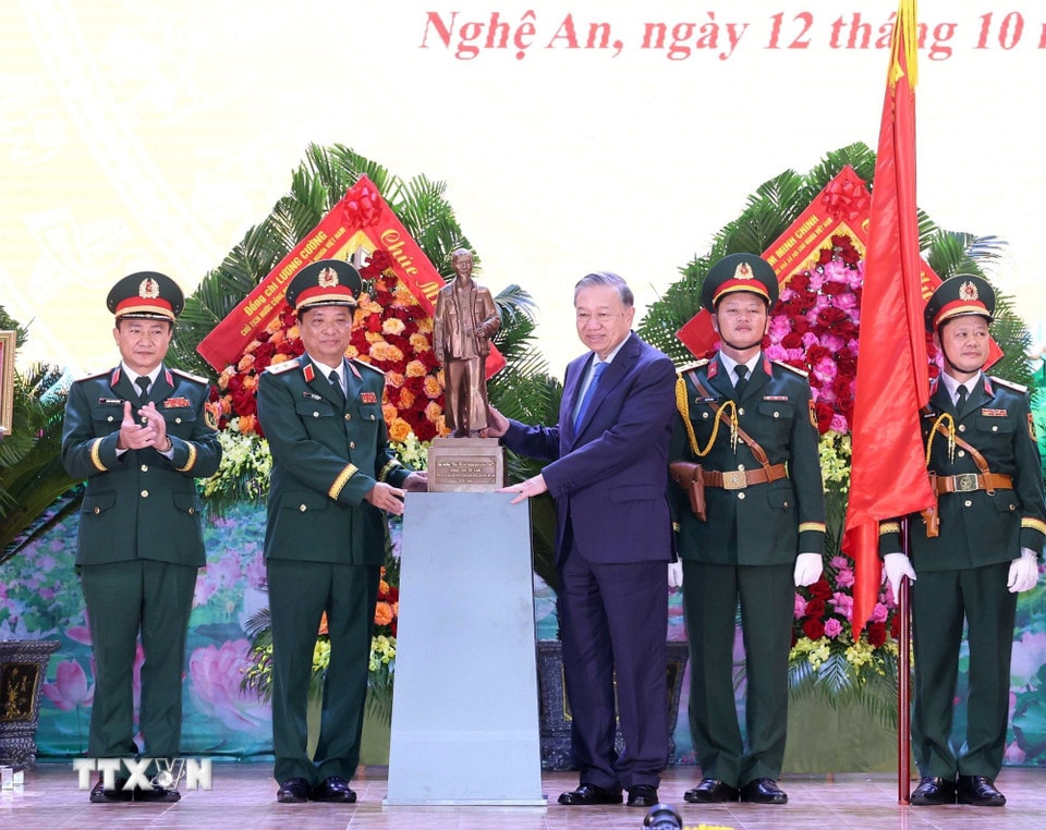 Tổng Bí thư Tô Lâm trao bức tượng Chủ tịch Hồ Chí Minh tặng Quân khu 4. (Ảnh: Thống Nhất/TTXVN)