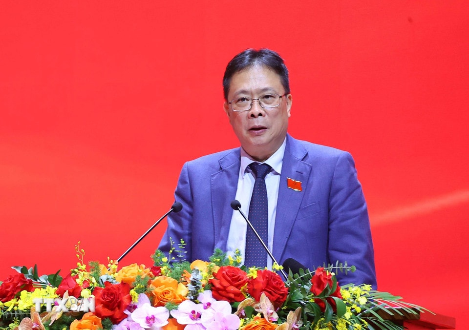 Đồng chí Châu Văn Minh, Ủy viên Trung ương Đảng, Ủy viên Ban Chấp hành Đảng bộ Chính phủ, Bí thư Đảng ủy, Viện trưởng Viện Hàn lâm Khoa học và Công nghệ Việt Nam trình bày tham luận. (Ảnh: Văn Điệp/TTXVN)