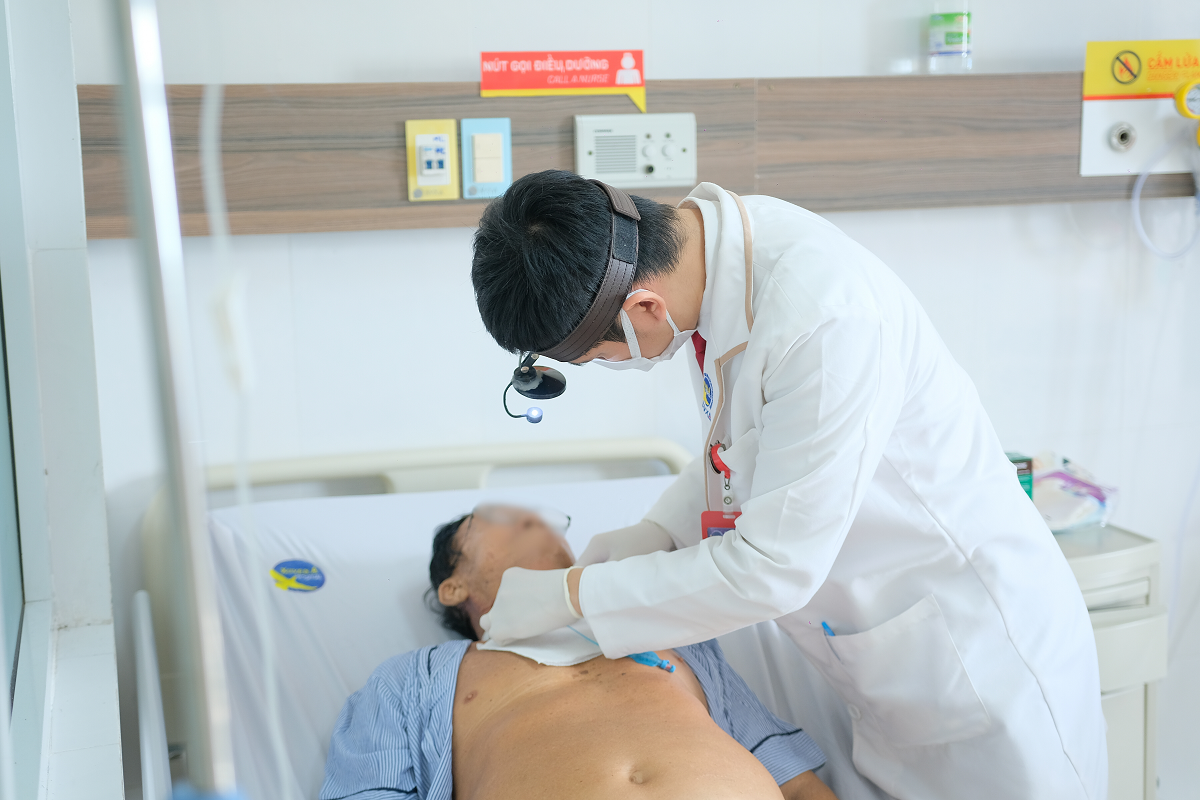 Hy hữu cụ ông bị tia nước máy bơm cao áp cắt lìa thanh quản