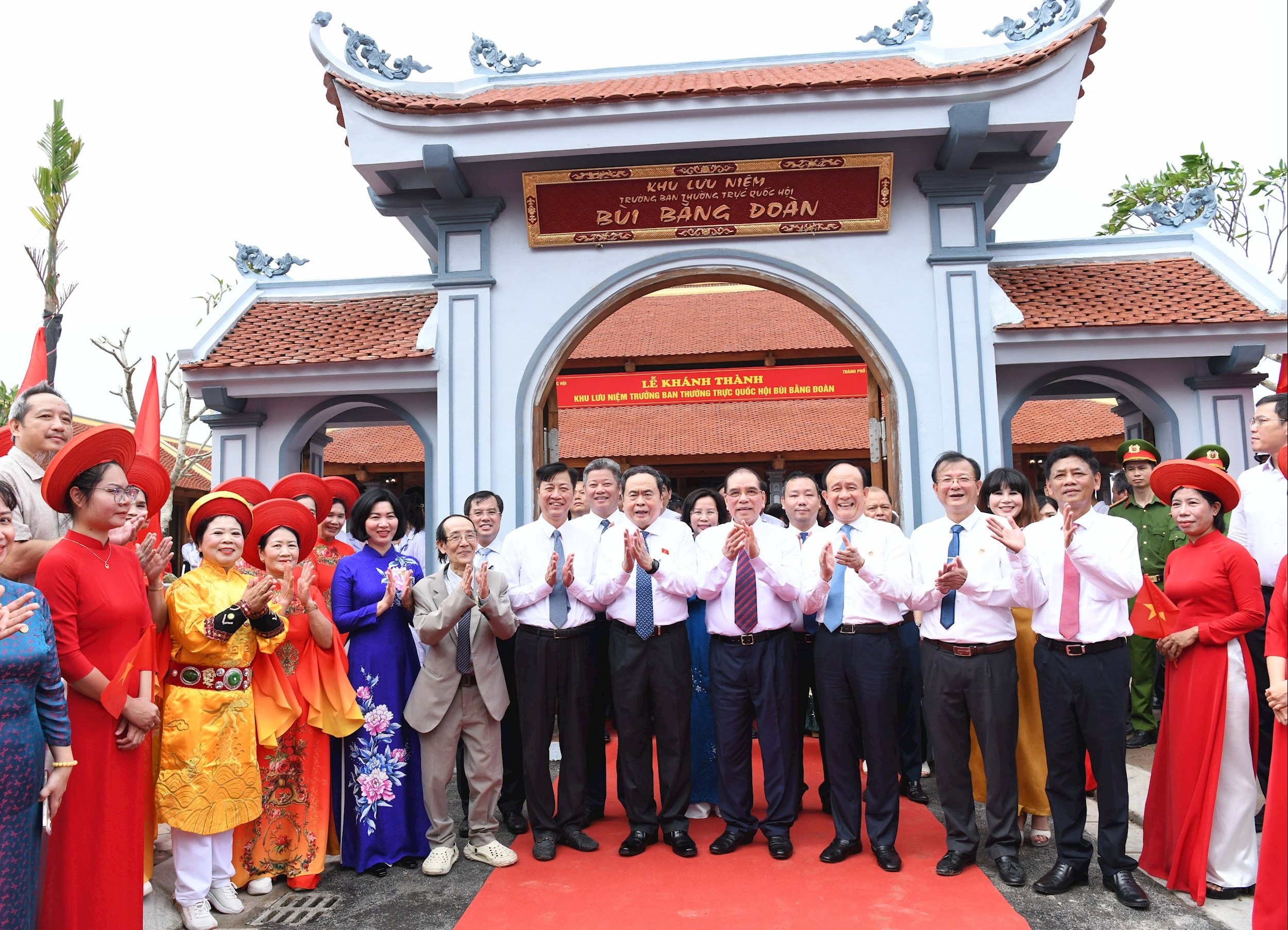 Nguyên Tổng Bí thư Nông Đức Mạnh, Chủ tịch Quốc hội Trần Thanh Mẫn cùng các đại biểu trong Lễ khánh thành Khu lưu niệm Trưởng ban Thường trực Quốc hội Bùi Bằng Đoàn ngày 28/9/2025. Ảnh: Lâm Hiển