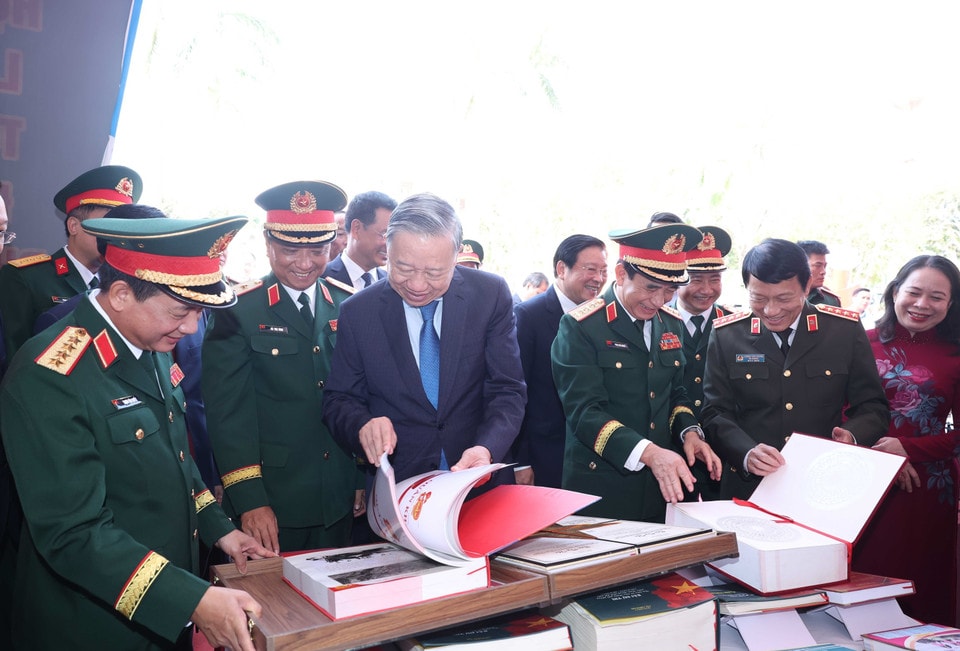 Tổng Bí thư Tô Lâm và các đồng chí lãnh đạo Đảng, Nhà nước tham quan trưng bày tại lễ kỷ niệm. (Ảnh: Thống Nhất/TTXVN)