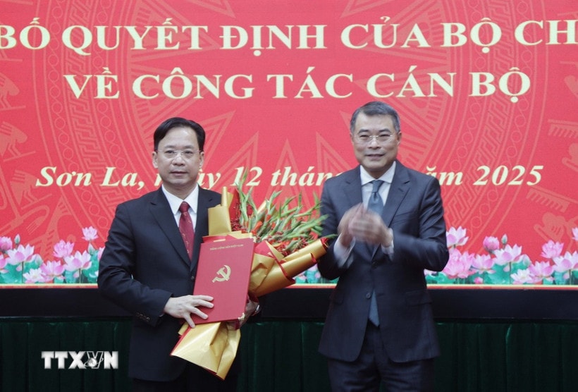 Đồng chí Lê Minh Hưng, Ủy viên Bộ Chính trị, Bí thư Trung ương Đảng, Trưởng Ban Tổ chức Trung ương tặng hoa chúc mừng tân Bí thư Tỉnh ủy Sơn La Hoàng Văn Nghiệm. (Ảnh: Nguyễn Cường/TTXVN)