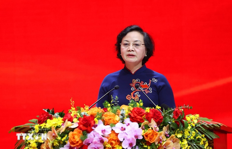 Đồng chí Phạm Thị Thanh Trà, Ủy viên Trung ương Đảng, Ủy viên Ban Thường vụ Đảng ủy Chính phủ, Bí thư Đảng ủy, Bộ trưởng Bộ Nội vụ trình bày tham luận. (Ảnh: Dương Giang/TTXVN)