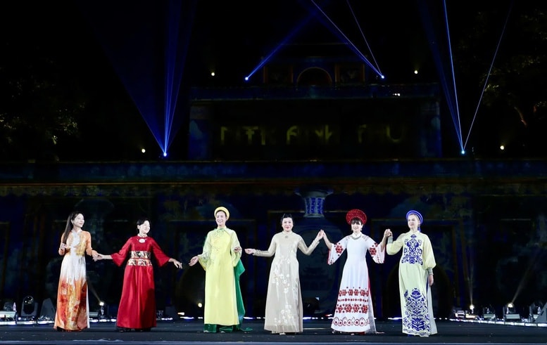 Màn trình diễn của 4 vị phu nhân đại sứ Séc, Nhật Bản, Ukraine và Mỹ với bộ sưu tập của NTK Anh Thư, thương hiệu Áo dài Ngân An. Ảnh: KTĐT