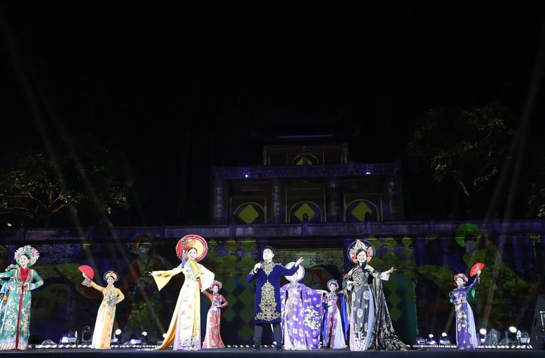 Chương trình có sự kết hợp độc đáo giữa âm nhạc, vũ đạo và thời trang. Ảnh: KTĐT