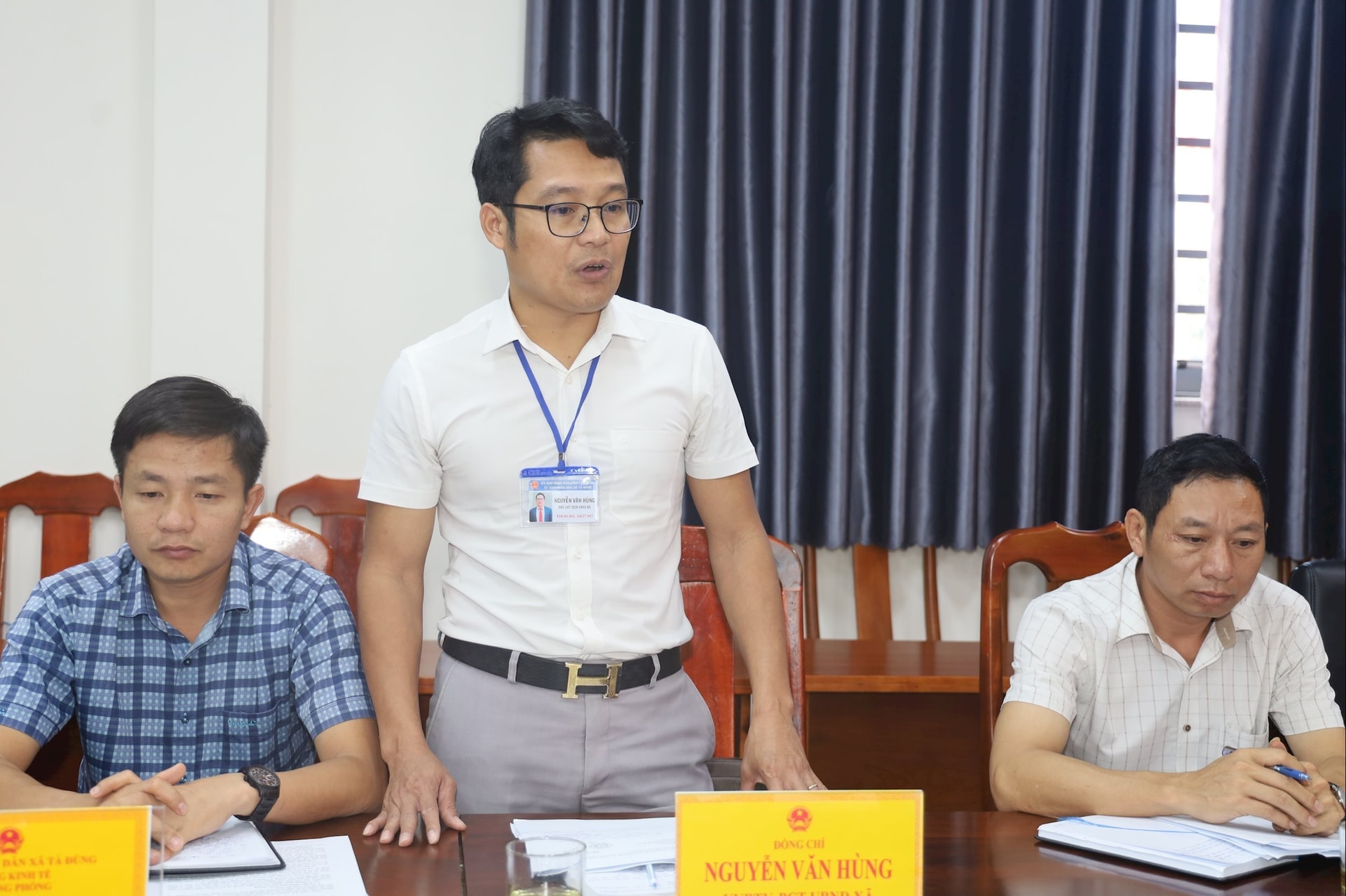 Lâm Đồng- Lãnh đạo xã Tà Đùng chia sẻ một số khó khăn và đề xuất trong quá trình triển khai các chính sách. Ảnh Nguyễn Hiền