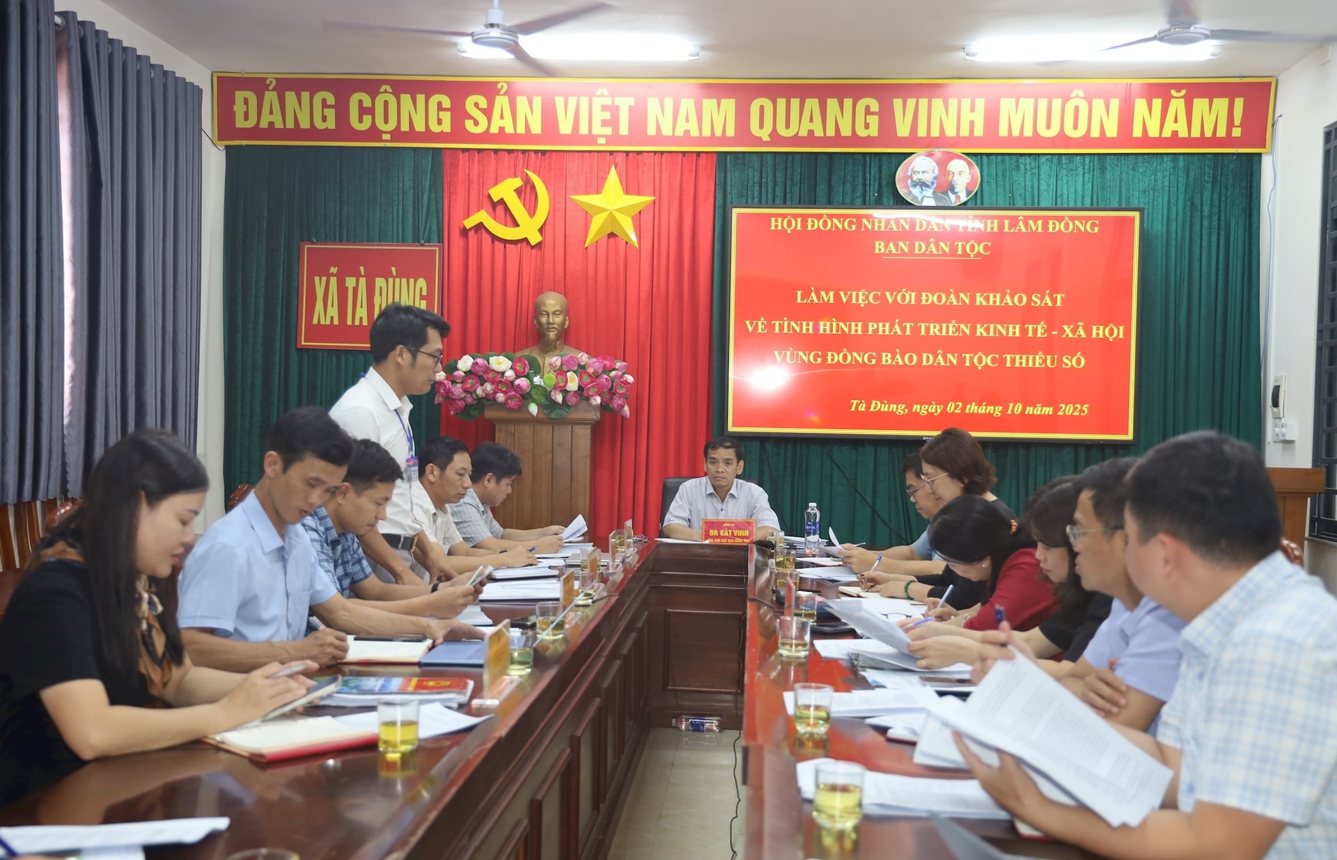 Lâm Đồng. Đoàn lắng nghe, nắm bắt tình hình thực hiện phát triển kinh tế, xã hội vùng dân tộc thiểu số tại xã Tà Đùng. Ảnh Nguyễn Hiền