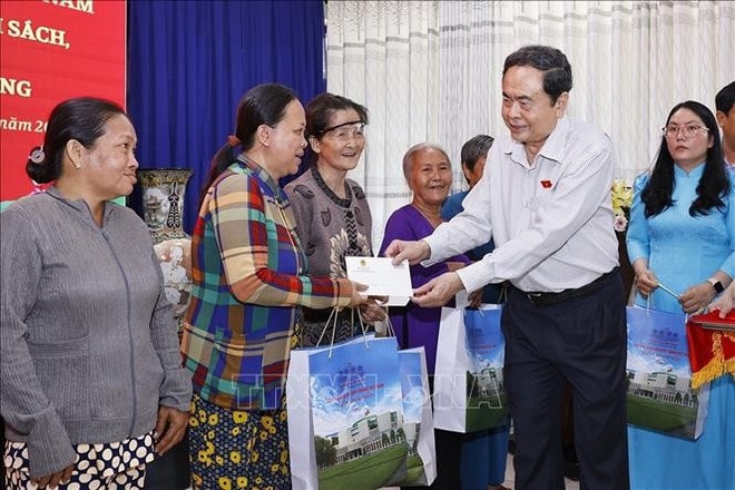 National Assembly Chairman Tran Thanh Man presents gift packages to policy beneficiary families, revolution contributors and disadvantaged children in My Hoa Hung commune, An Giang province. (Photo: VNA) an-giang.jpg