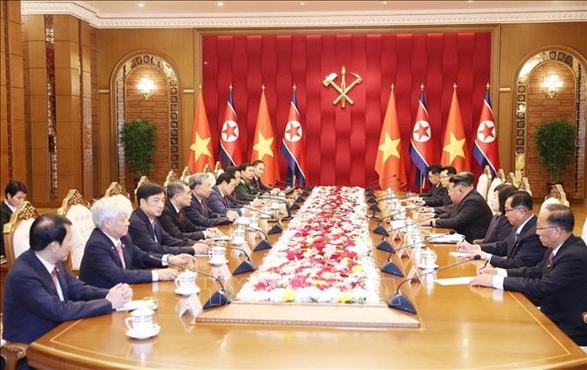 General Secretary of the Communist Party of Vietnam (CPV) Central Committee To Lam (fifth, left) holds talks with General Secretary of the Workers' Party of Korea and President of the State Affairs of the DPRK Kim Jong Un (fourth, right) (Photo: VNA) hoi-dam.jpg