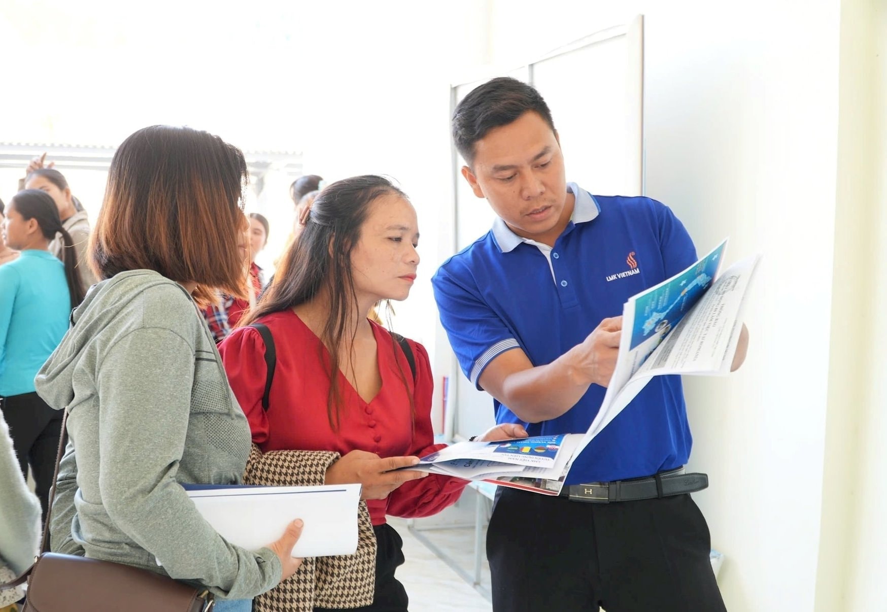 UBND xã Tây Giang tổ chức sàn giao dịch việc làm kết nối người lao động với doanh nghiệp. Ảnh Hồ Quân