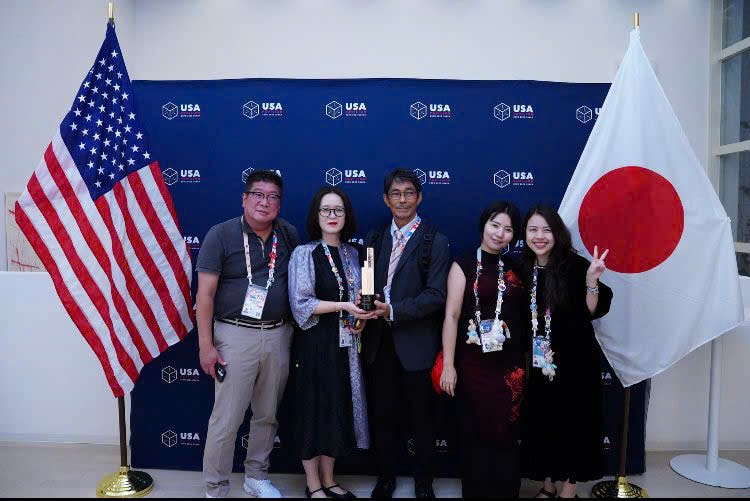 Giám đốc Nhà Triển lãm Việt Nam Đỗ Lan Phương đại diện nhận Giải Đồng hạng mục “Đội ngũ xuất sắc nhất”