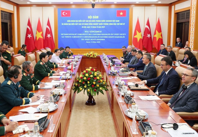 At the talks between Minister of National Defence General Phan Van Giang and President of the Turkish Defence Industry Agency Haluk Görgün (Photo: VNA) vna-potal-dai-tuong-bo-truong-quoc-phong-phan-van-giang-tiep-chu-tich-co-quan-cong-nghiep-quoc-phong-tho-nhi-ky-8336559.jpg