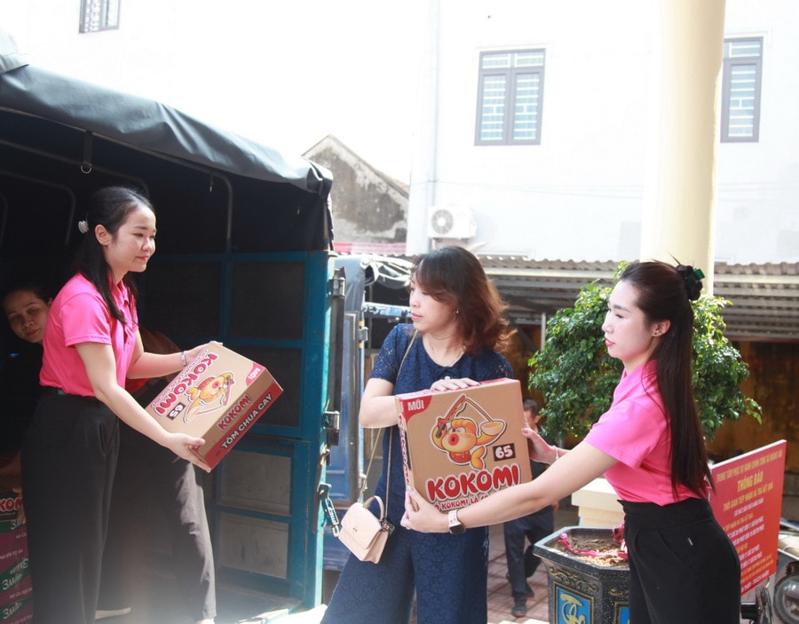 Các hàng hóa thiết yếu được trao tặng cho các nhà trường.