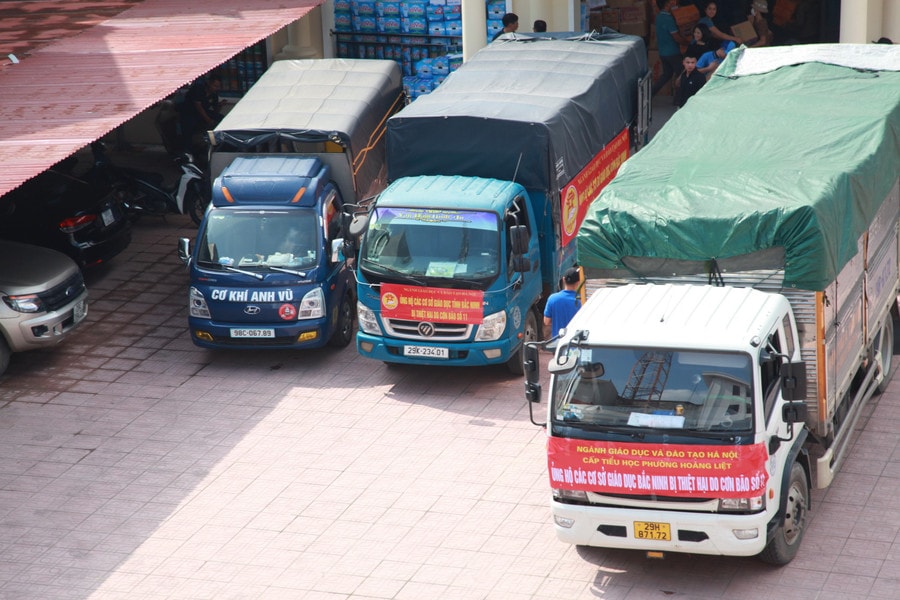 Các xe hàng tập kết tại UBND xã Hoàng Vân, tỉnh Bắc Ninh. - Ảnh Sở GDDT Hà Nội