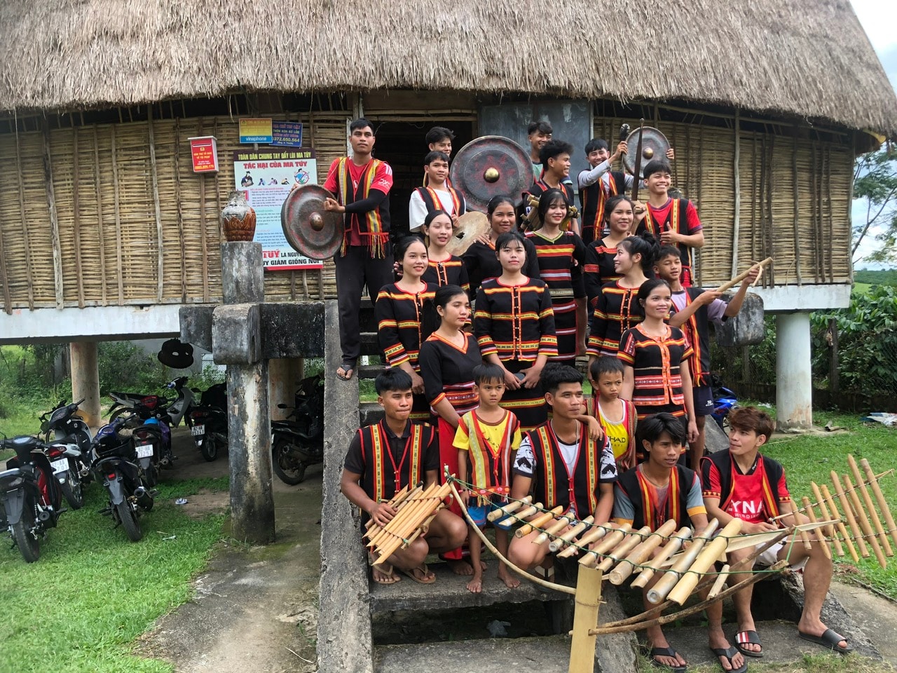 Đoàn biểu diễn Cồng chiêng của tỉnh Kon Tum