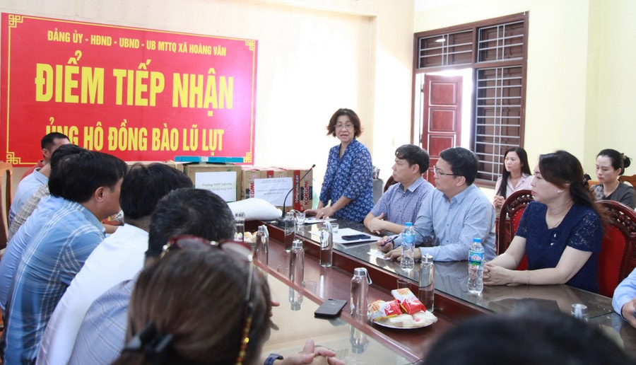 Đoàn công tác của Sở GD&ĐT Hà Nội trao hỗ trợ tại điểm tiếp nhận.