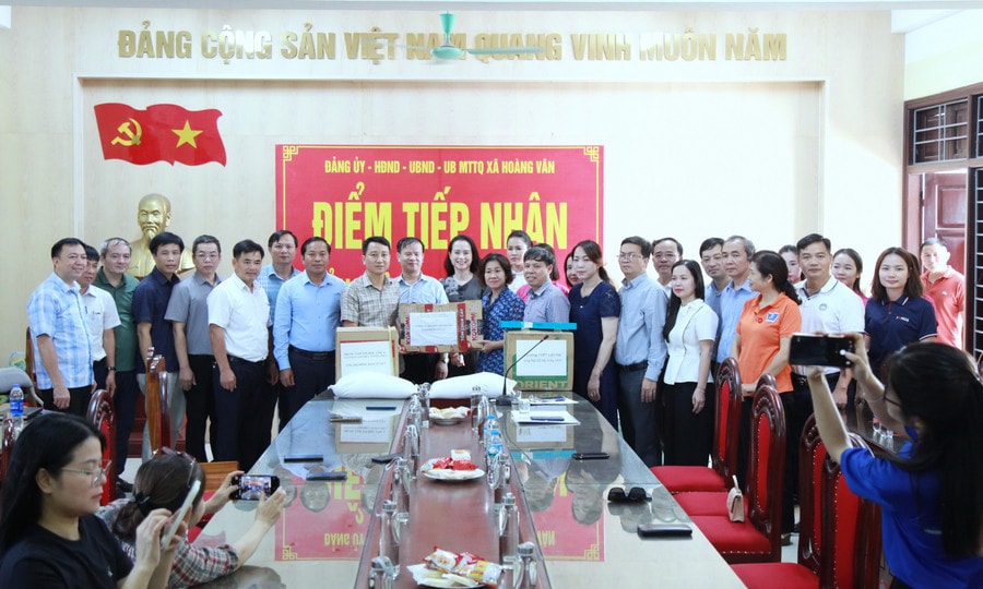 Hơn 100 tấn hàng sẽ được ngành GD-ĐT trao tặng tại xã Hoàng Vân.