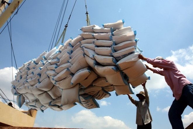 Rice sacks are loaded for transportation. (Photo: VNA)