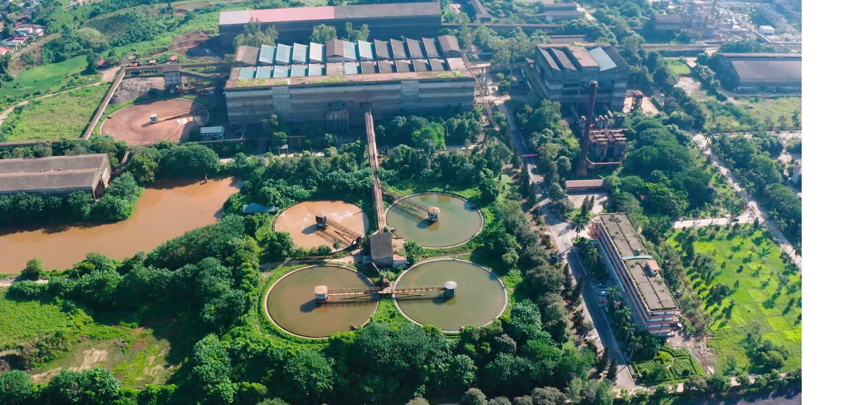 Pabrik Pengolahan Tang Loong - Perusahaan Apatit Vietnam secara proaktif menerapkan solusi sirkulasi air limbah dan lanskap hijau, berkontribusi pada komitmen terhadap pembangunan berkelanjutan industri kimia.