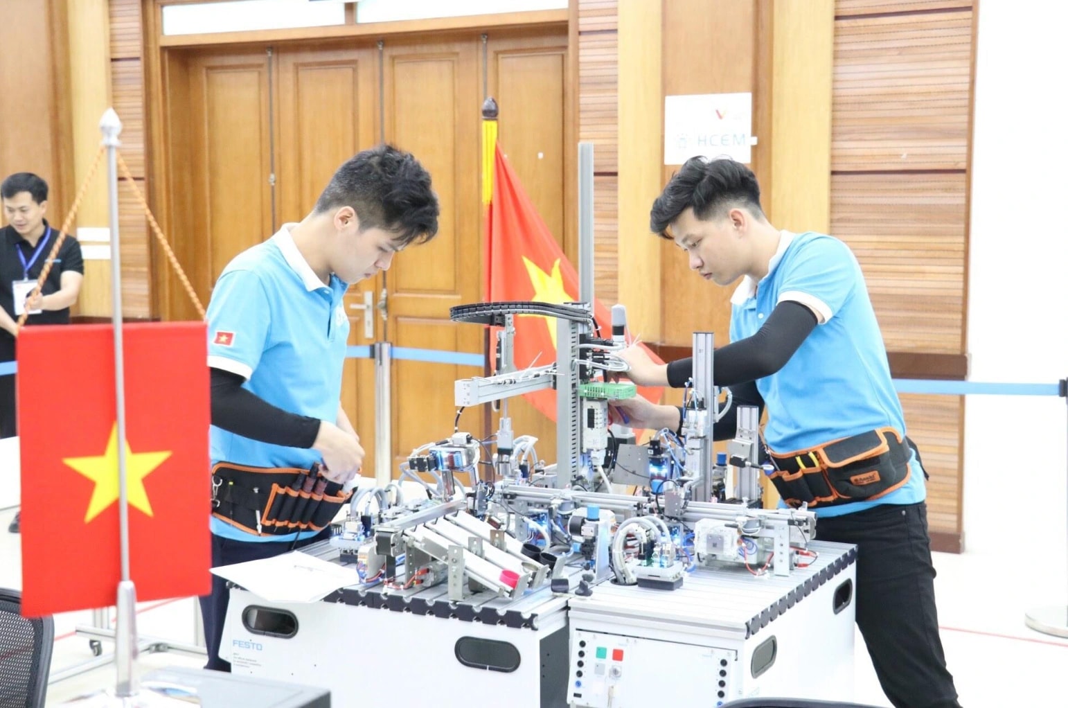 Sinh viên Trường Cao đẳng Cơ điện Hà Nội tại một cuộc thi tay nghề quốc tế Ảnh HCEM