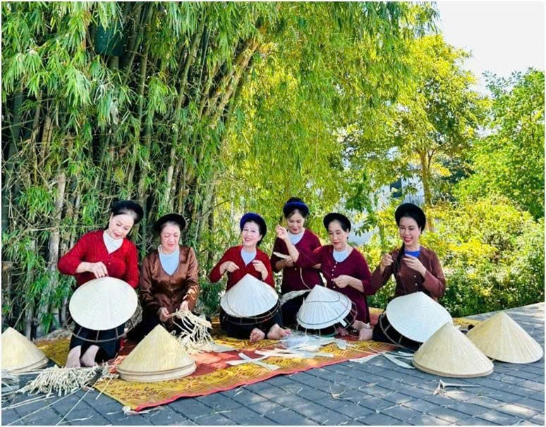 Tiết mục Hát Ví Giặm tại cảnh làng quê